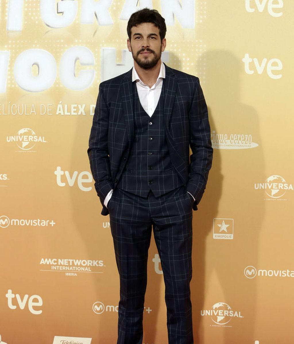 Mario Casas con traje de rayas azul marino