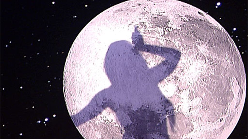 Silvia Sicilia se sienta en el trono