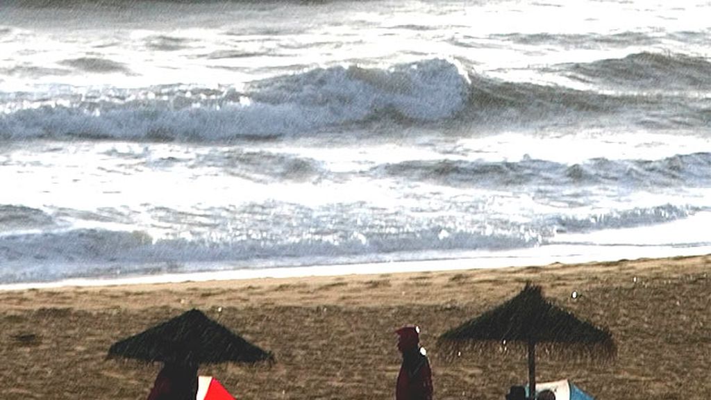 Dos turistas en una playa ubicada en la región del Algarve, en Portugal