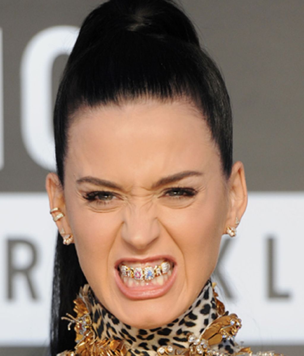 La cantante Katy Perry, luciendo dentadura durante los MTV Video Music Awards