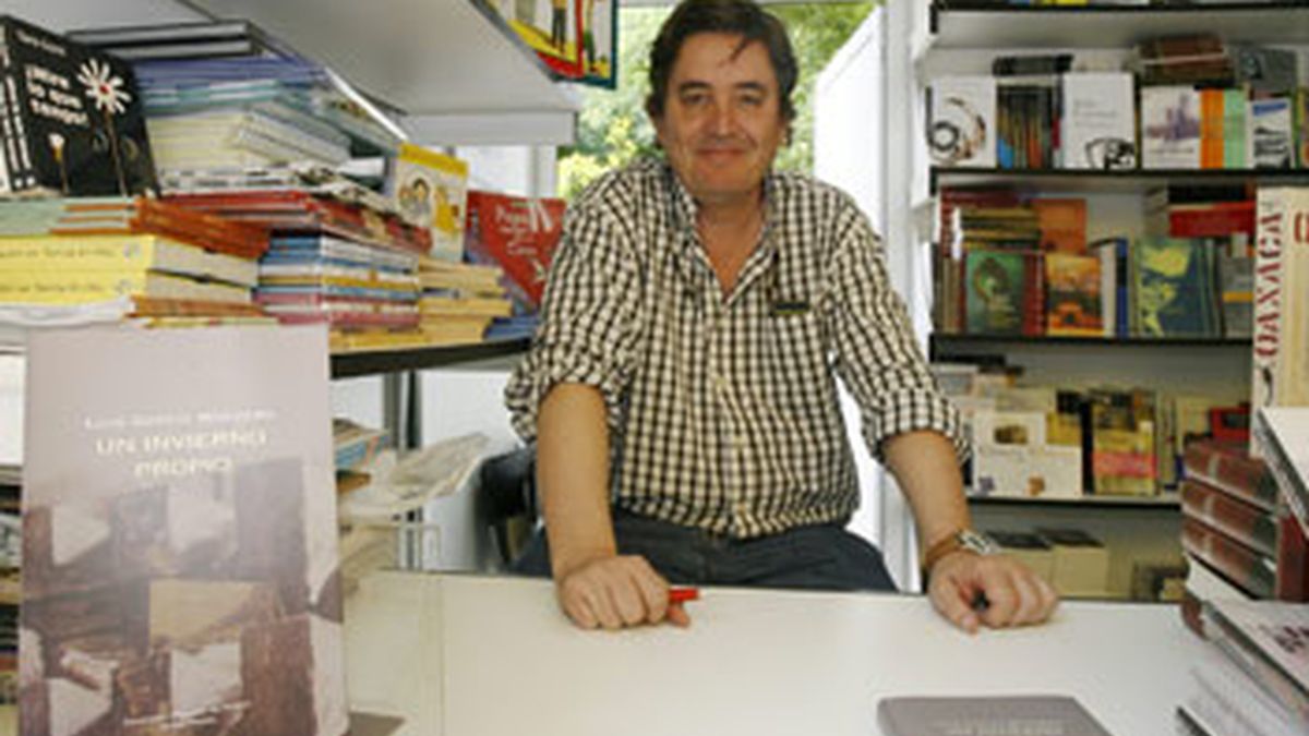 El poeta Luís García Montero junto a su último libro 'Un Invierno Propio' FOTO: EFE