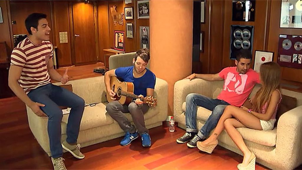 Oriana se fija más en el cantante que en Rafa