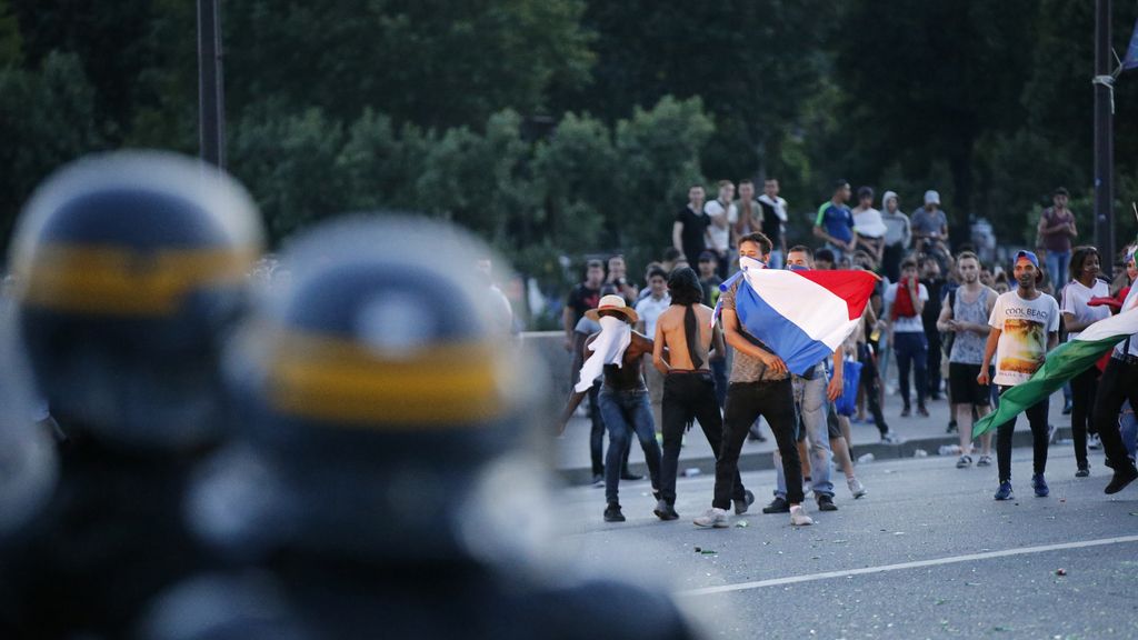 La policía usa gases lacrimógenos en los distubrios de la 'fan zone' de la Torre Eiffel