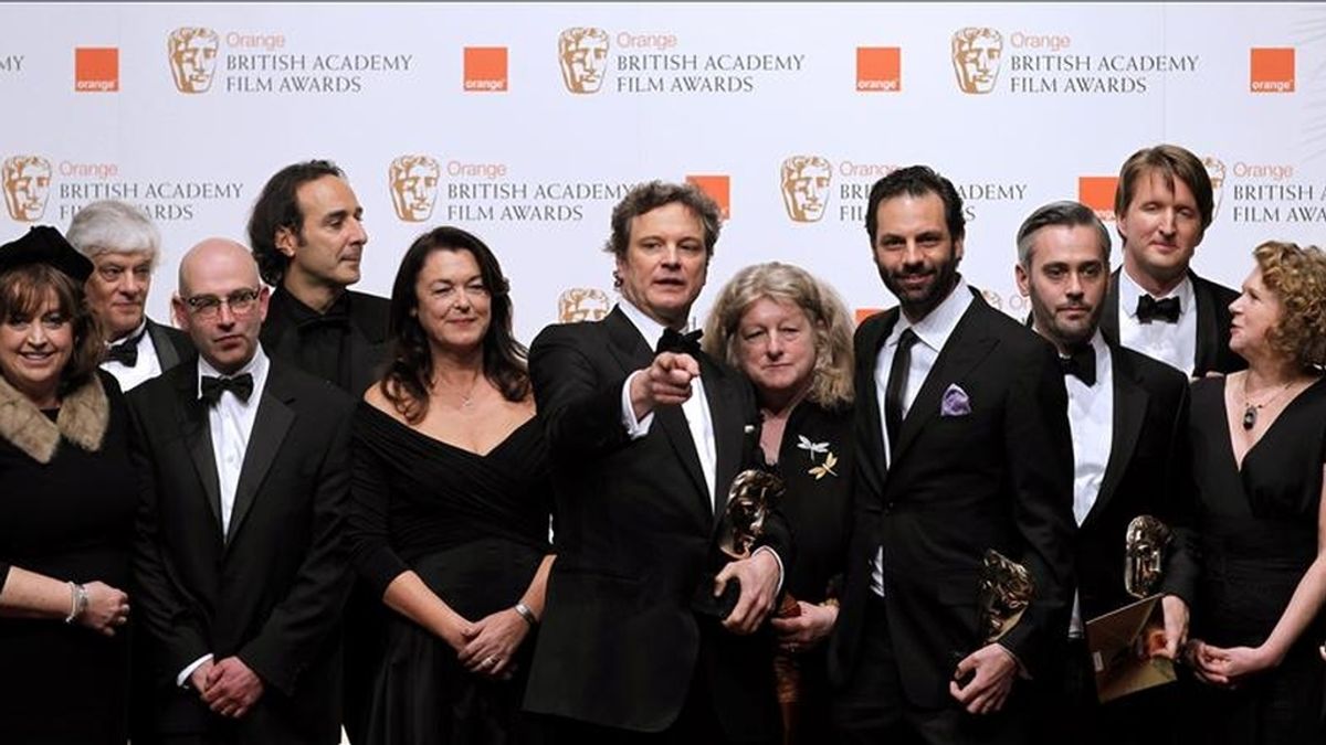 El actor británico Colin Firth (C) posando con su premio BAFTA de la Academia Británica de Cine por su papel en "El discurso del rey" junto al equipo de la película hoy en la ceremonia celebrada en Londres. EFE