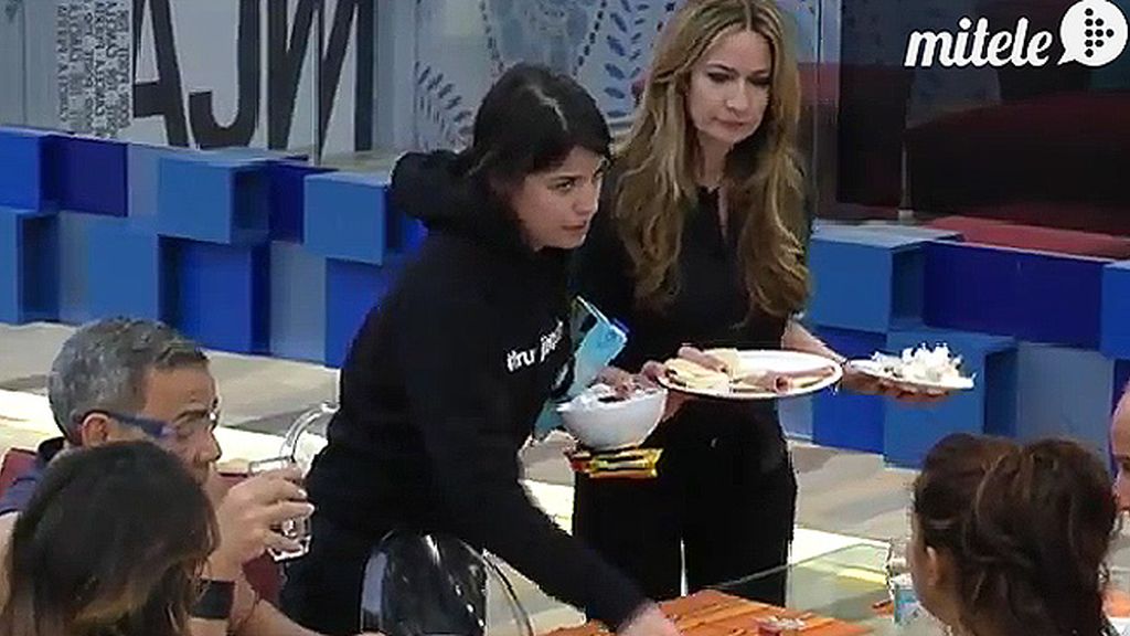 Ylenia vierte el zumo por mirarse al espejo y Aguasantas pide un médico