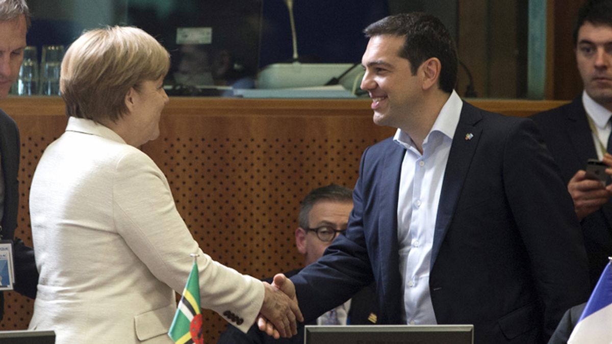 Merkel y Tsipras durante la cumbre de los jefes de Estado y de Gobierno de los 61 países de la UE y de la CELAC