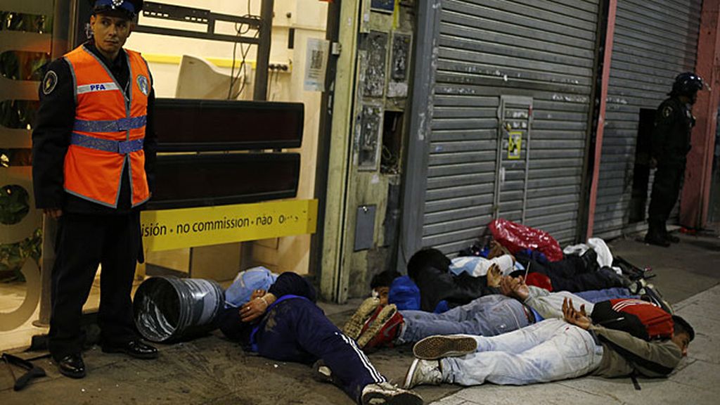 Lluvia de golpes y de piedras en la Plaza del Obelisco