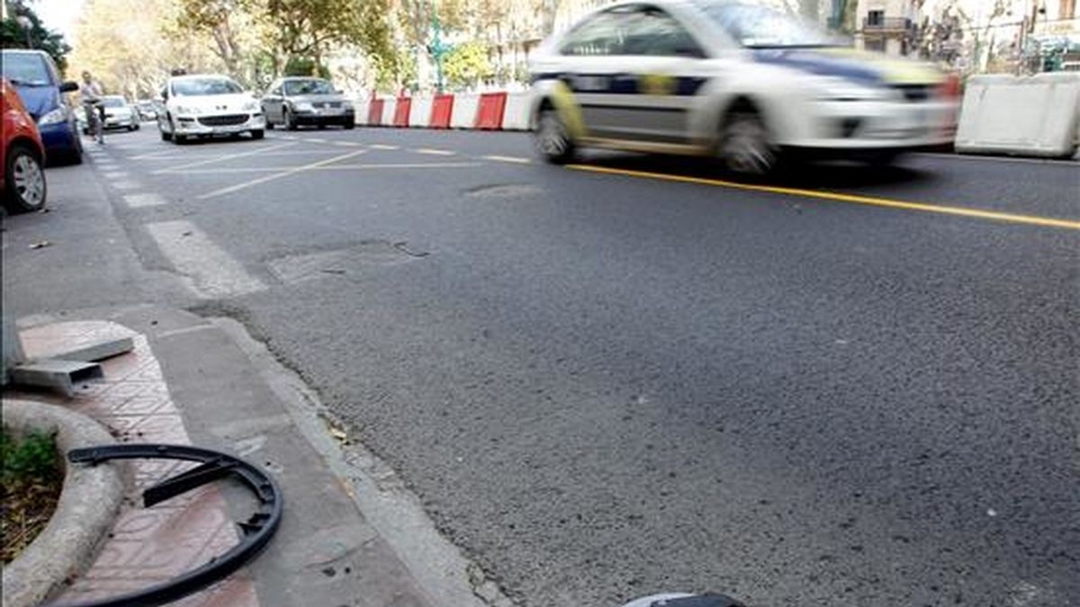 El accidente se produjo en el cruce de la Gran Vía Fernando el Católico con la calle Erudito Orellana, en el barrio de Arrancapins de la capital valenciana. EFE