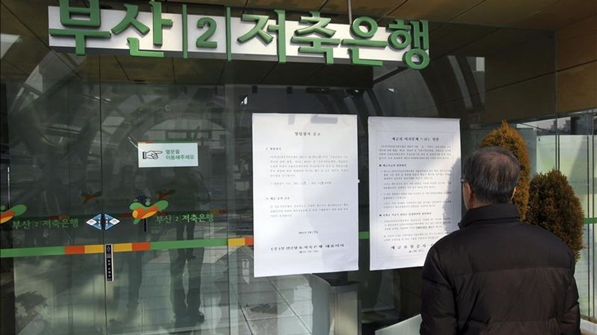 Clientes leen un cartel colgado en la entrada de una caja de ahorros que informa de la suspensión de sus servicios, en el sur de la ciudad portuaria de Busan (Corea del Sur). La Comisión de Servicios Financieros de Corea del Sur (FSC, siglas en inglés) suspendió hoy por un plazo de seis meses las operaciones de cuatro cajas de ahorro debido a problemas de liquidez, informó la agencia local Yonhap. EFE Clientes leen un cartel colgado en la entrada de una caja de ahorros que informa de la suspensión de sus servicios, en el sur de la ciudad portuaria de Busan (Corea del Sur). La Comisión de Servicios Financieros de Corea del Sur (FSC, siglas en inglés) suspendió hoy por un plazo de seis meses las operaciones de cuatro cajas de ahorro debido a problemas de liquidez, informó la agencia local Yonhap. EFE