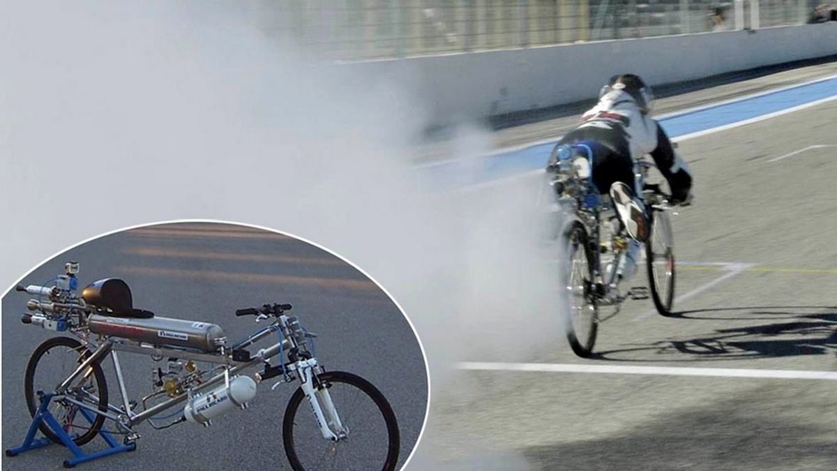 Francois Gissy subido en una bicicleta propulsada por cohetes