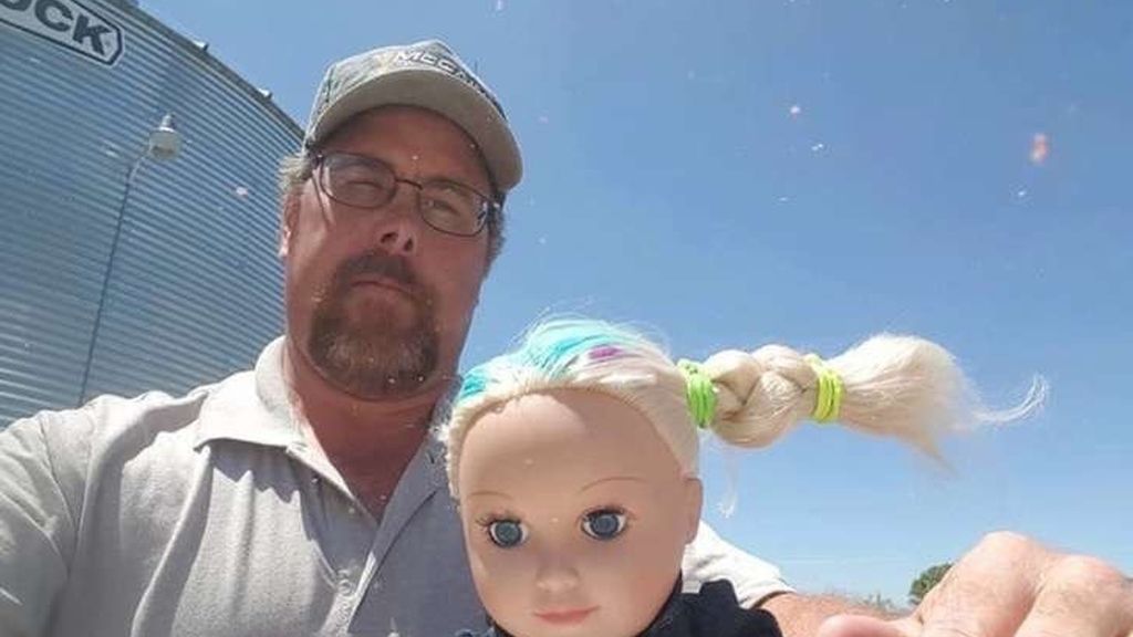 Una niña le pide a su padre que cuide a su muñeca... ¡y él lo hace así de bien!