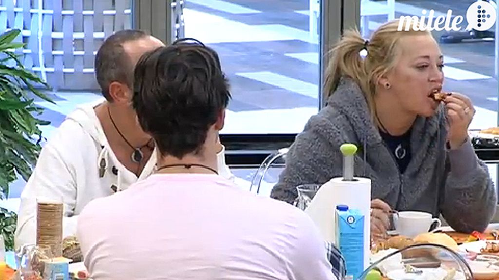 Ylenia vierte el zumo por mirarse al espejo y Aguasantas pide un médico