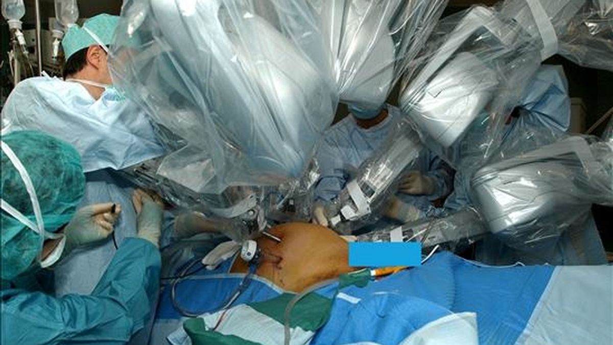 Vista del quirófano durante una operación quirúrgica realizada mediante las técnicas de cirugía robótica, con el robot 'Da Vinci' en el hospital Txagorritxu de Vitoria. EFE/Archivo