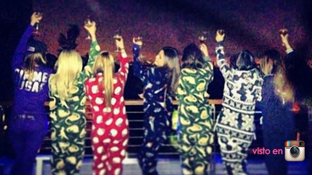 Selena Gomez y sus amigas pasando una noche muy especial con simpáticos pijamas