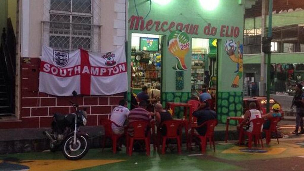 Algunos seguidores del Southampton bebiendo en la calle