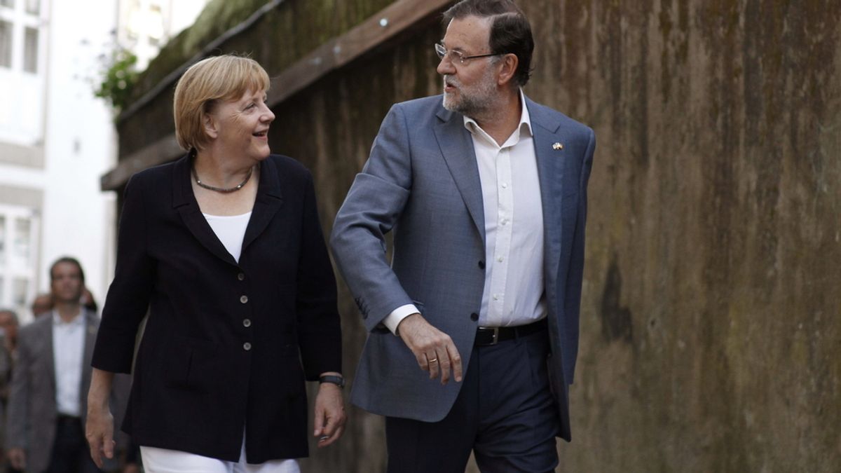 Rajoy y Merkel, camino de la cena privada. Foto:EFE
