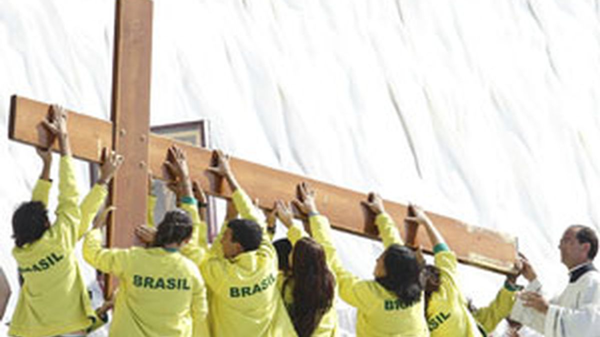 Varios jóvenes de Brasil transportan la cruz que regaló en 1982 Juan Pablo II a los jóvenes para que presidiera todas las JMJ. Foto: EFE
