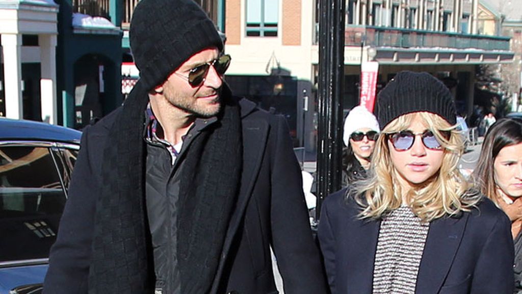 Bradley Cooper y la modelo Suki Waterhous por las calles del festival