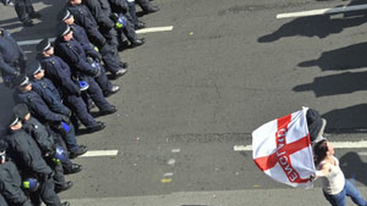 La Policía vigila la marcha no autorozada por el partido ultraderechista EDL en Londres FOTO: REUTERS