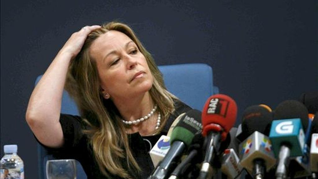 La ministra de Sanidad, Trinidad Jiménez, durante la rueda de prensa que ofreció para informar sobre la primera víctima mortal en España afectada de gripe A, hoy en el Hospital Gregorio Marañón de Madrid. EFE