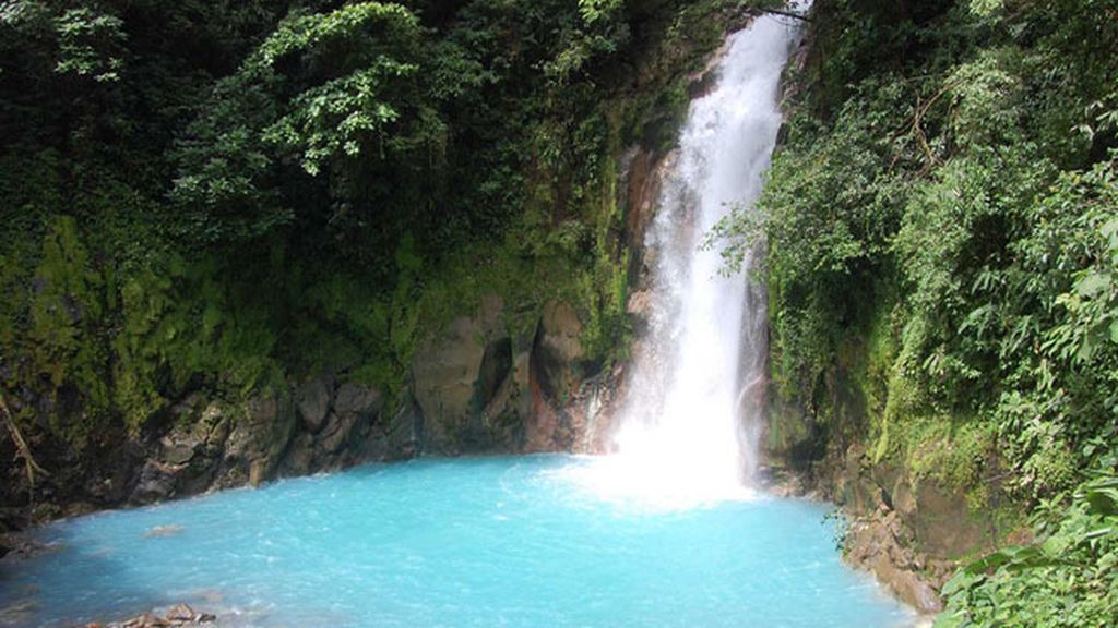 Este río de Costa Rica tiene una sorprendente tonalidad por la ‘dispersión de Mie’