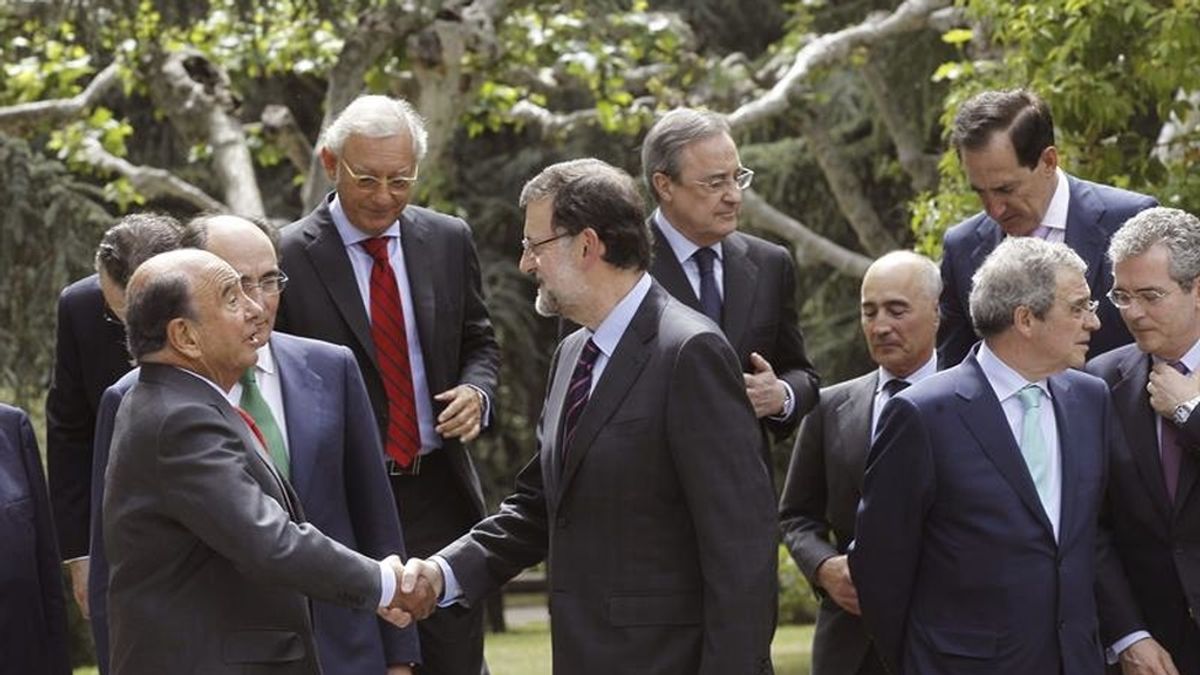 Botín y Rajoy se saludan en la reunión con los grandes empresarios españoles