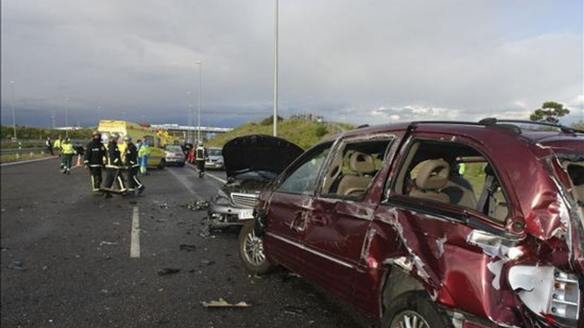 Diez vehículos se han visto implicados en un accidente registrado esta tarde en la R-5 a la altura de Leganés (Madrid), en el que ha resultado herido crítico un joven de 17 años, y que se ha producido mientras granizaba. EFE