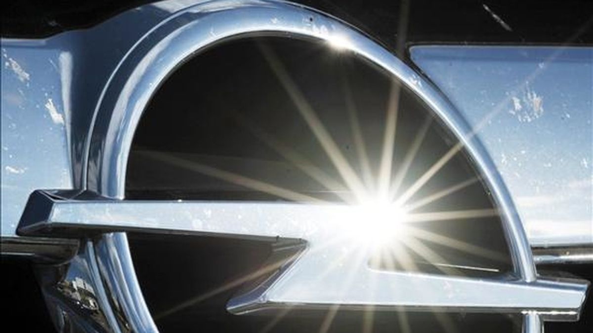 El sol brilla sobre el logotipo de Opel en un coche de la planta de Eisenach, Alemania. EFE/Archivo