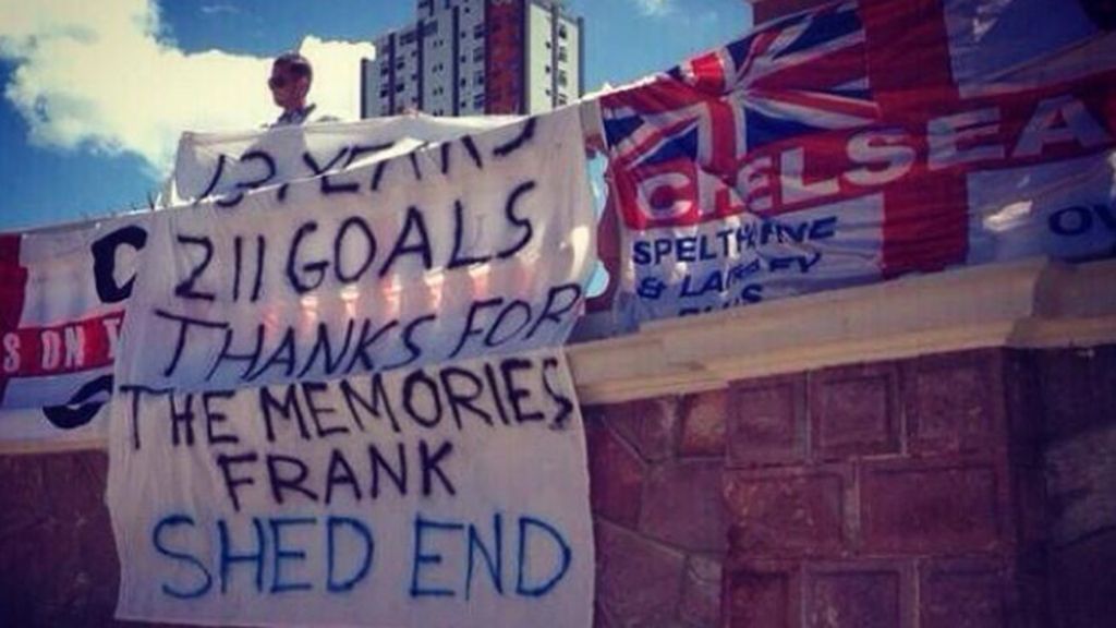 Los aficionados del Chelsea sacan pancartas en apoyo a Lampard