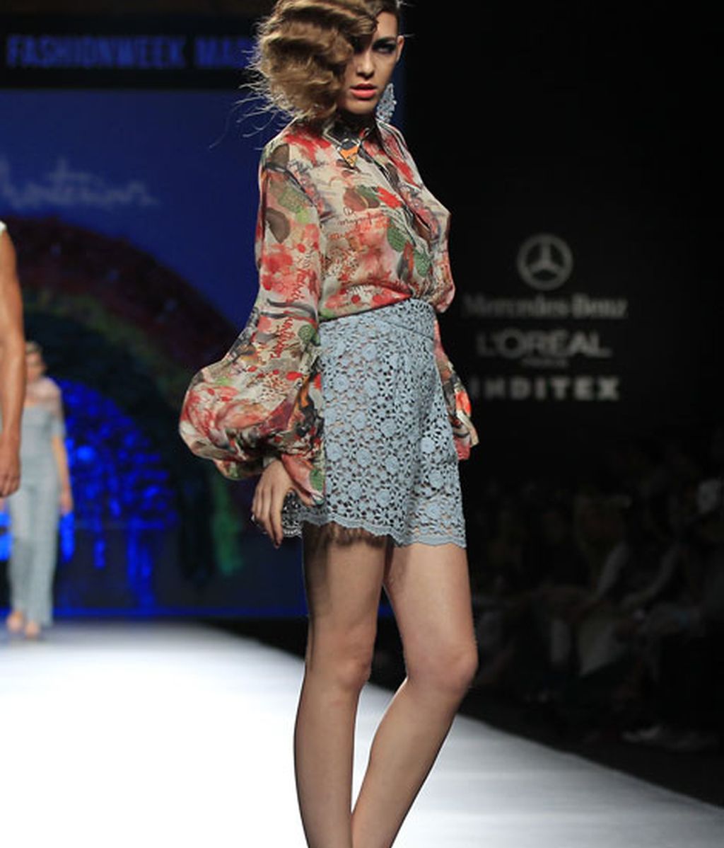 Una pasarela llena de flores y color