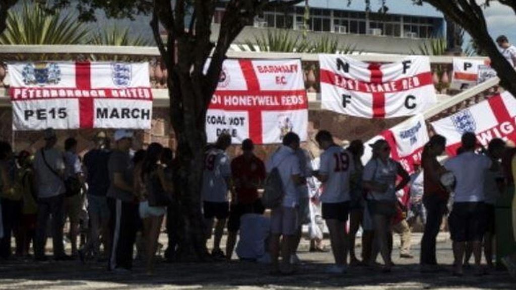 Aficionados de varios equipos unen sus banderas... y beben en la calle