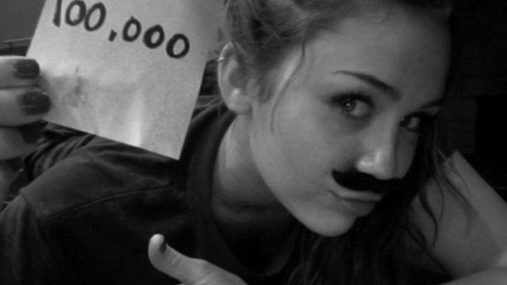 Un bigote de pega por sus cien mil seguidores en Twitter, ahora tiene diez millones