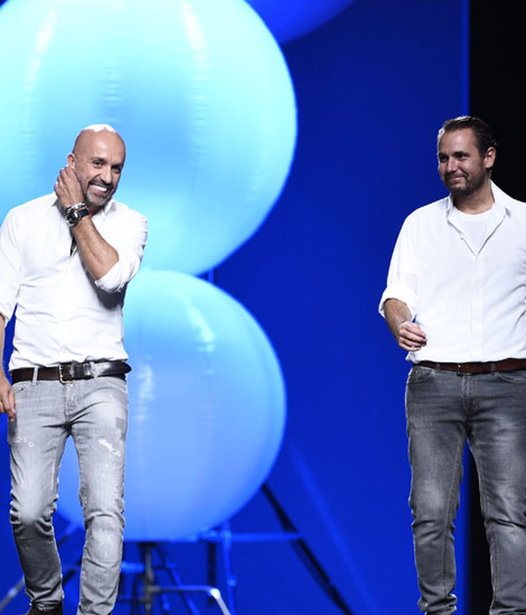 Bordados y drapeados rompen la geometría