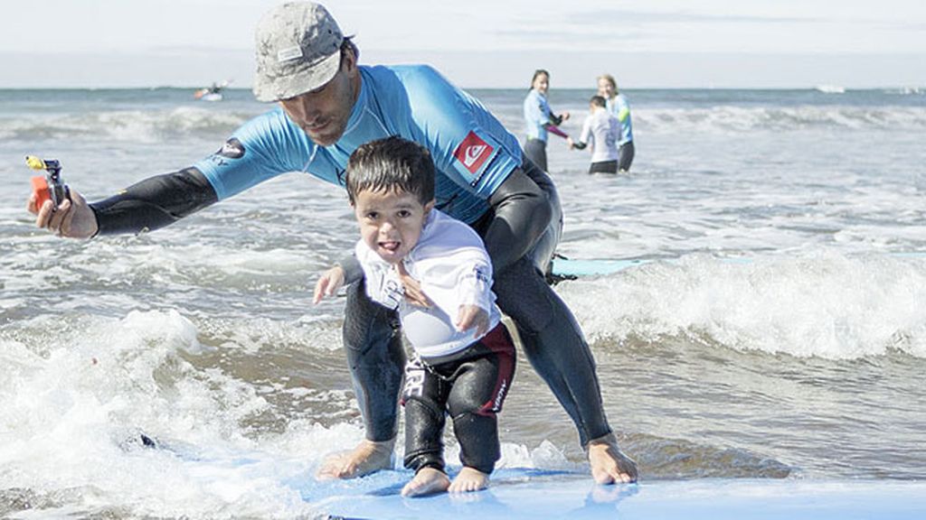 Las entrañables y divertidas imágenes de Kind Surf en aguas valencianas y asturianas
