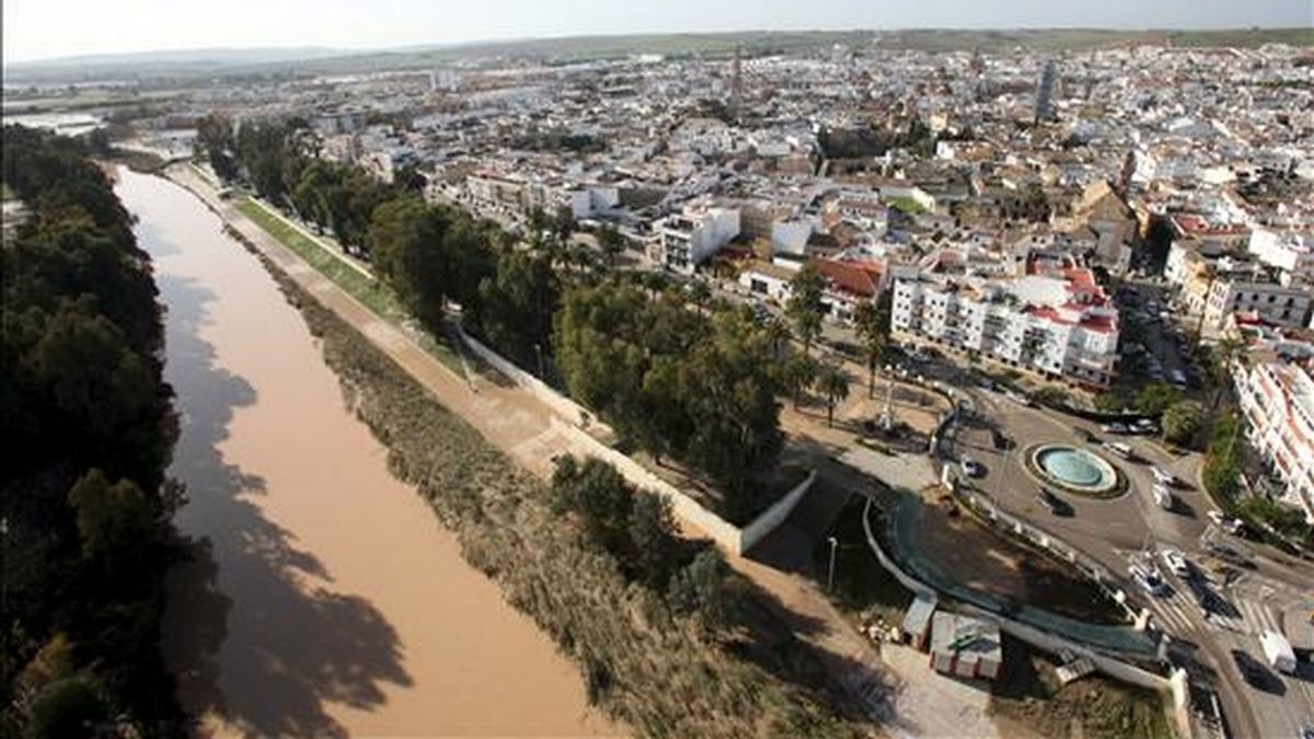 El Guadalquivir a su paso por la localidad sevillana de Écija. EFE/Archivo El Guadalquivir a su paso por la localidad sevillana de Écija. EFE/Archivo