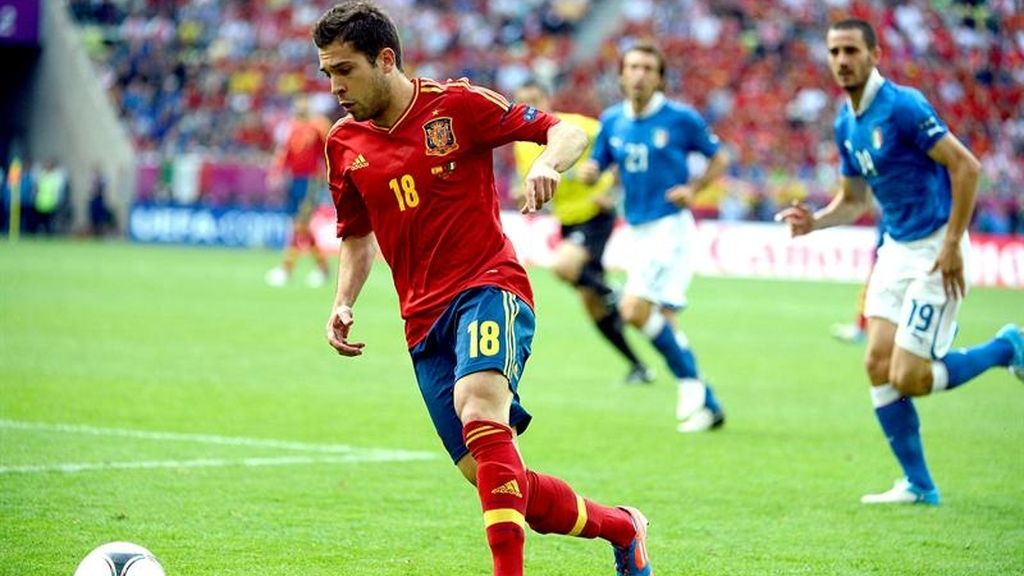 Jordi Alba conduce el balón por la banda izquierda