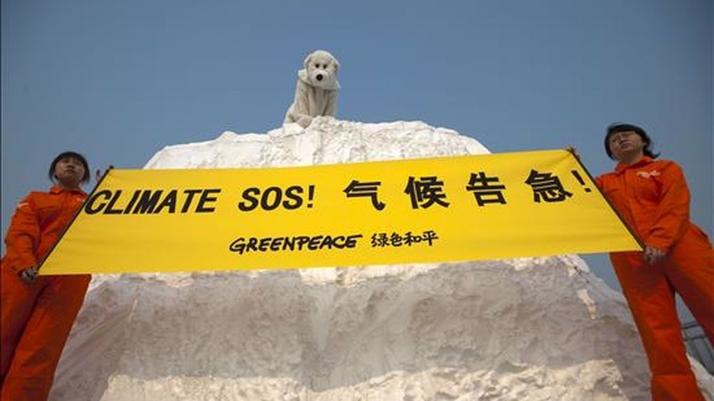 La organización ecologista Greenpeace colocó un falso iceberg en la entrada del centro de convenciones donde se celebra la Conferencia de Cambio Climático de Tianjin (norte de China), con el fin de expresar la urgencia de que los gobiernos alcancen un acuerdo en la próxima Cumbre de Cancún (México). EFE La organización ecologista Greenpeace colocó un falso iceberg en la entrada del centro de convenciones donde se celebra la Conferencia de Cambio Climático de Tianjin (norte de China), con el fin de expresar la urgencia de que los gobiernos alcancen un acuerdo en la próxima Cumbre de Cancún (México). EFE