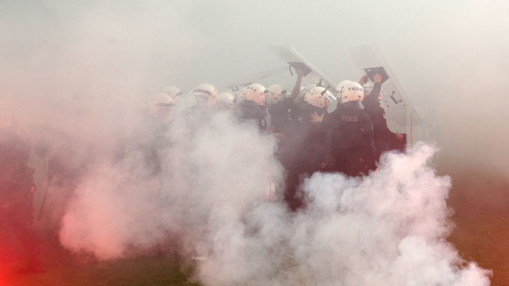 Duro enfrentamiento de los hinchas del Fenerbahce con la policía