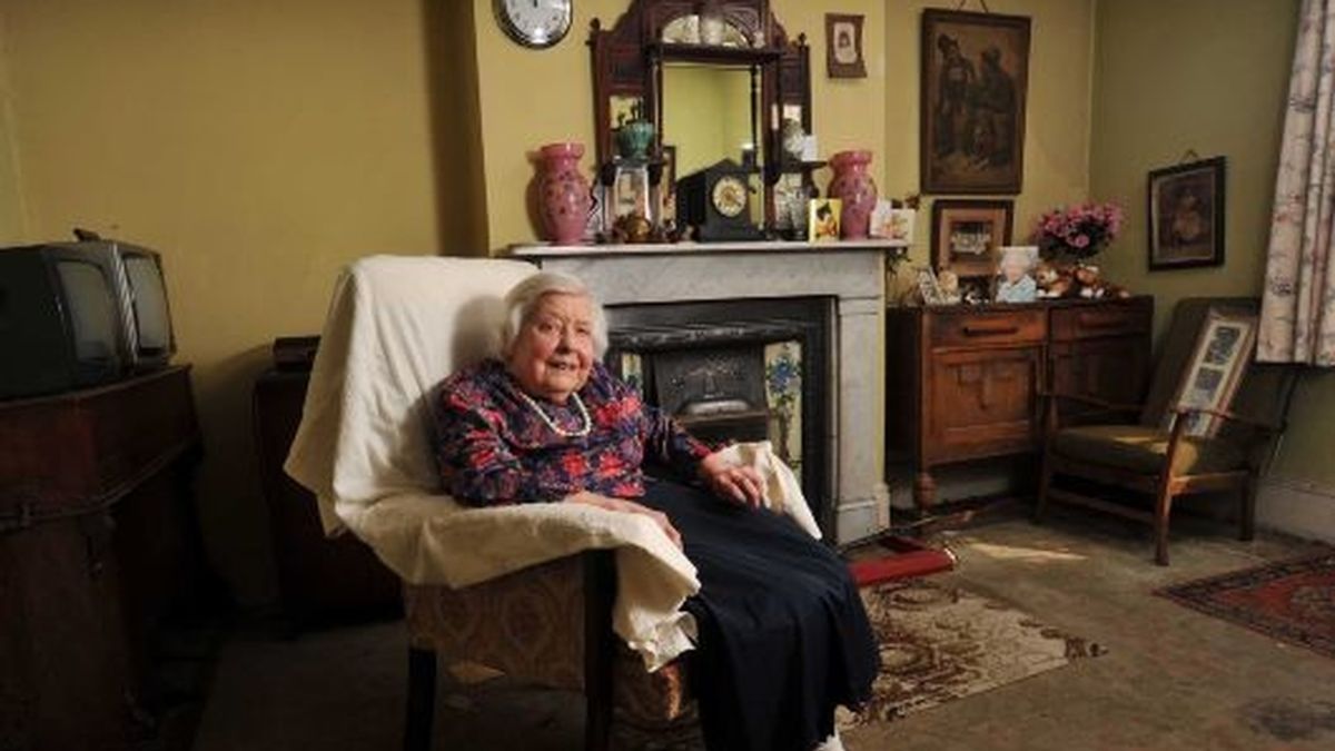Muriel Noyce, en el salón de su casa. FOTO: Solent/Iberpress.