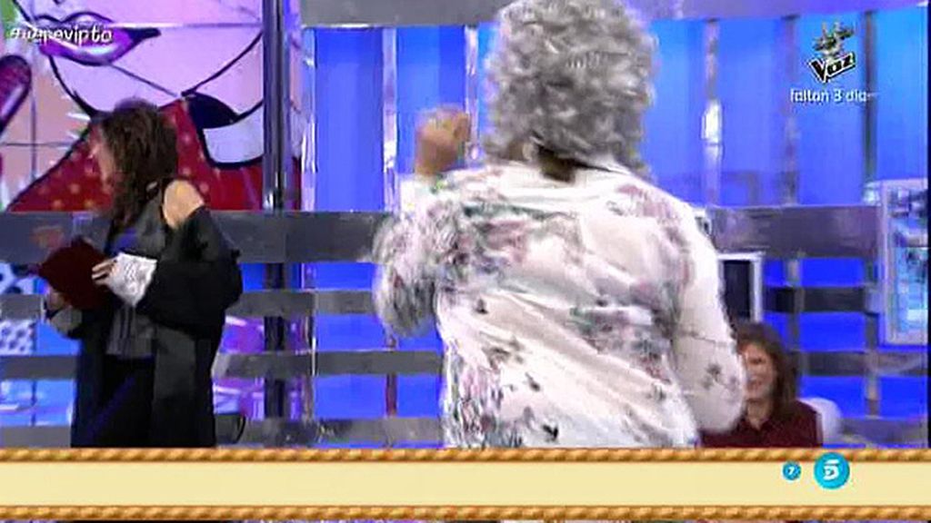 Lydia Lozano y Chelo Gª Cortés aprovechan para bailar un 'chuminero'