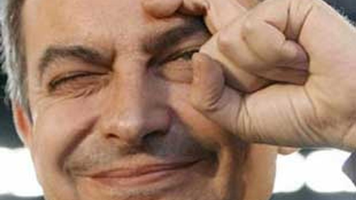 José Luis Rodríguez Zapatero hace el gesto de la "ceja" en una imagen de archivo.