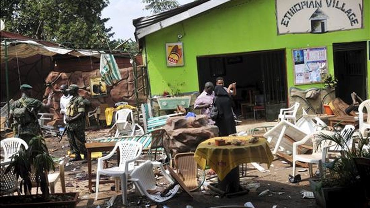 Policías ugandeses inspeccionan el restarurante de comida etíope de Kampala (Uganda) en el que una bomba hizo explosión cuando los clientes veían el partido de España frente a Holanda. EFE/Archivo