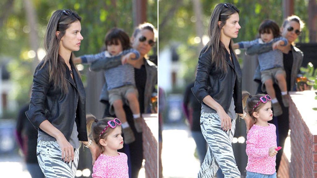 De jeans, roqueras, 'sporty': Alessandra Ambrosio y su pequeña Anja, looks a dúo