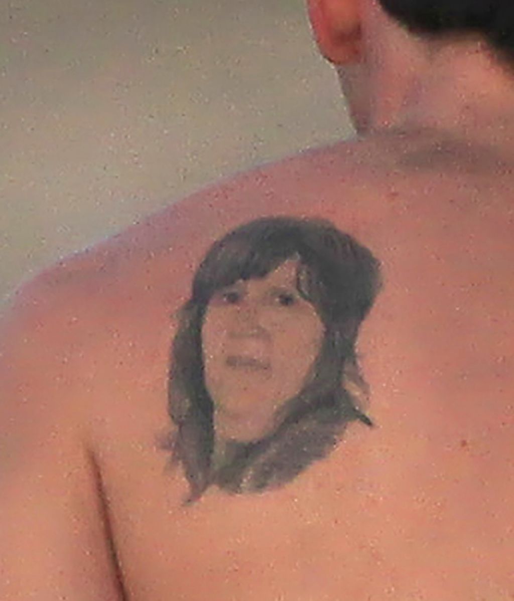 Lleva tatuada a su madre en la espalda