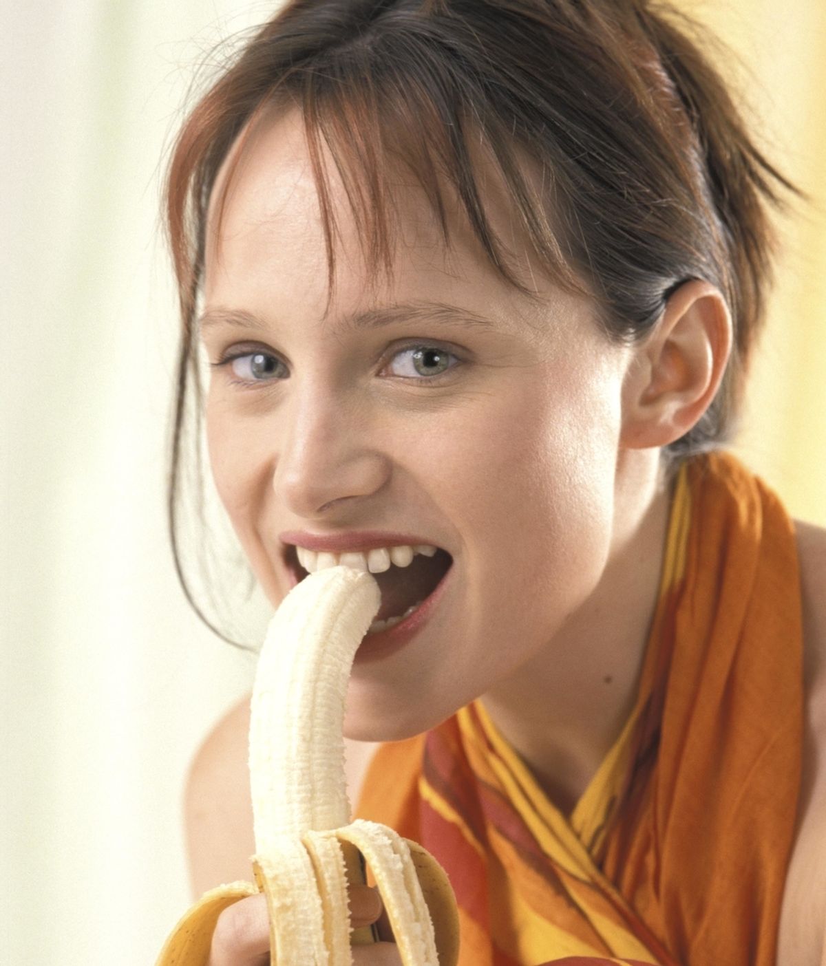 Mujer comiendo plátano