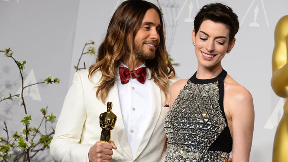 Jared Leto, mejor actor de reparto, con Anne Hathaway Jared Leto, mejor actor de reparto, con Anne Hathaway