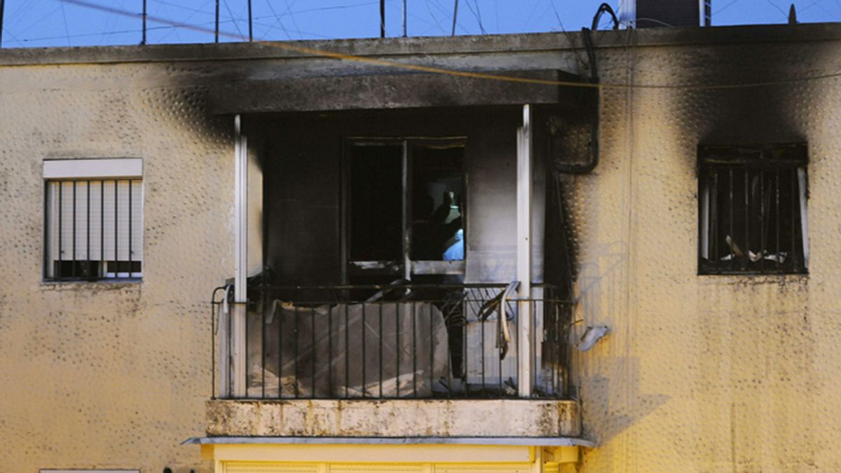 Una mujer y sus dos hijos mellizos de dos años mueren al incendiarse su vivienda en Lora del Río (Sevilla)