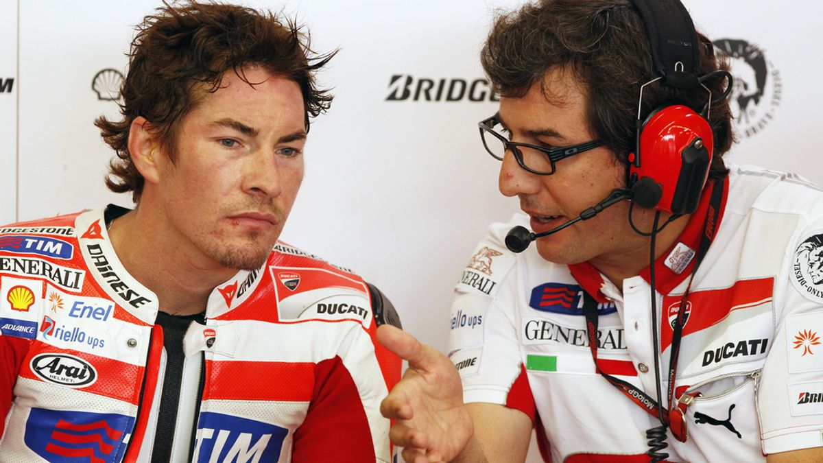 Nicky Hayden habla con sus mecánicos en el boxde Ducati