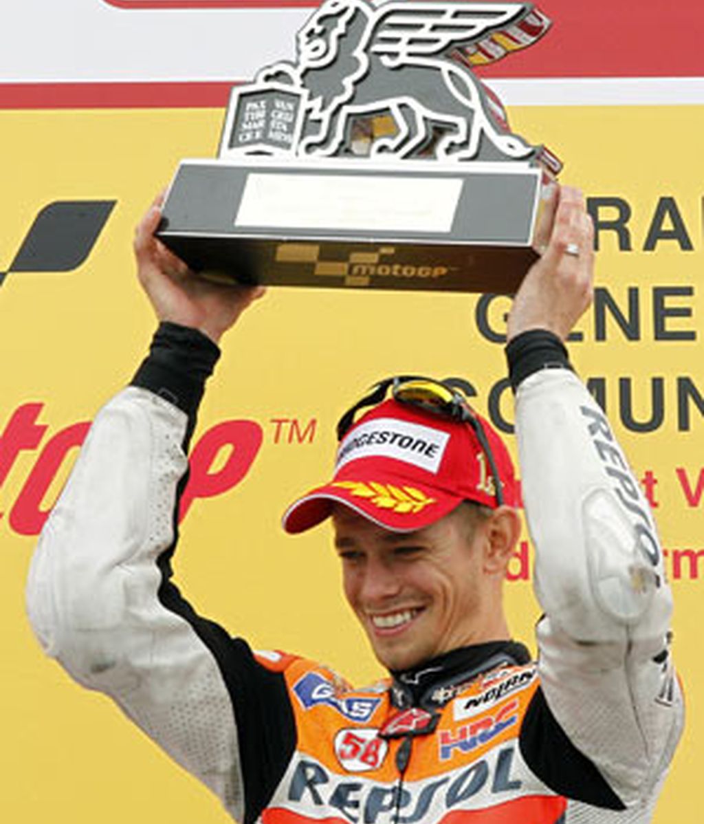 Stoner celebra el triunfo FOTO: REUTERS