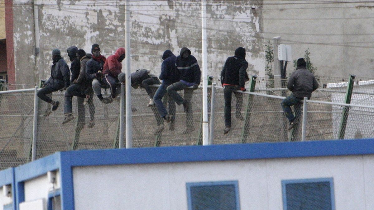 Varios inmigrantes encaramados a la valla de Melilla